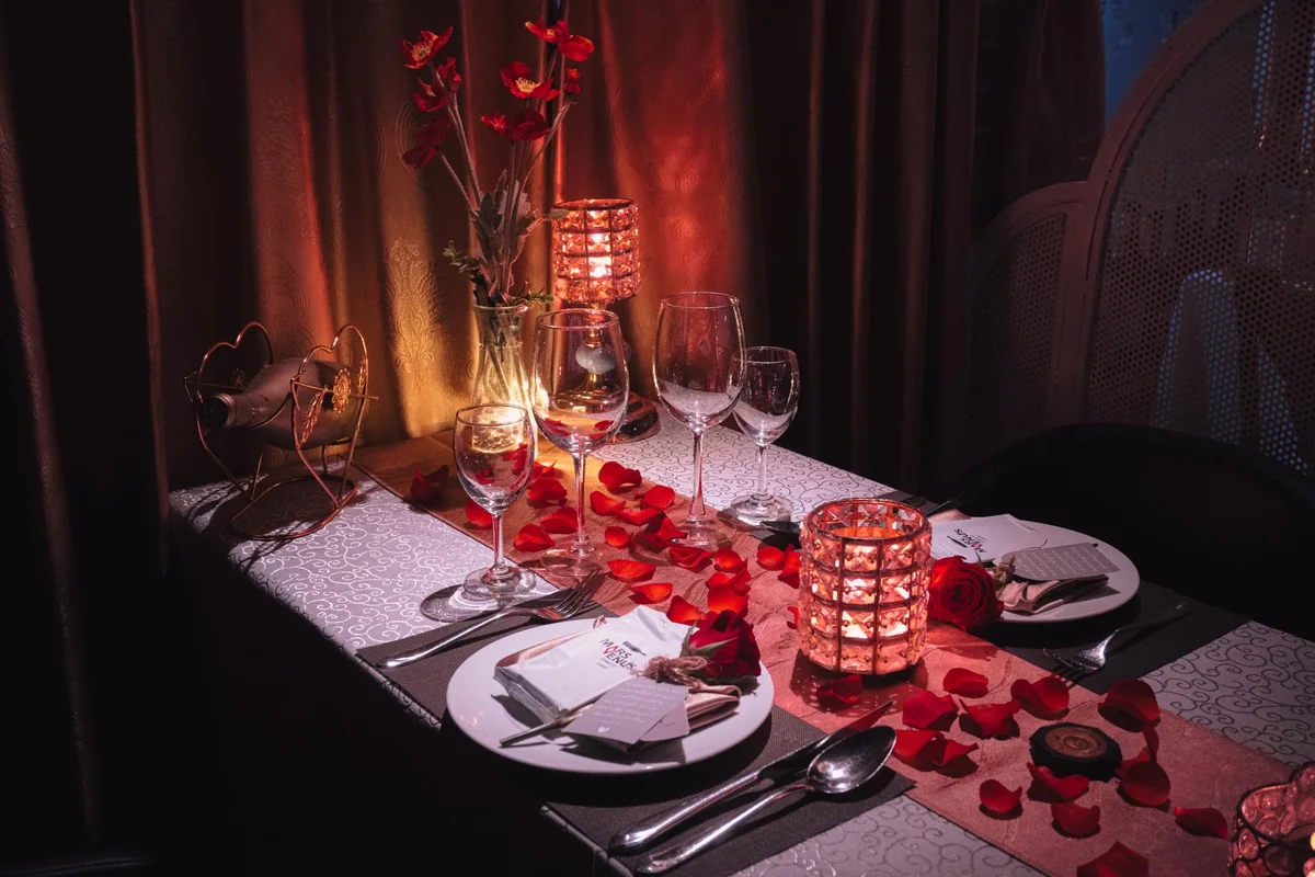 Rải hồng trên bàn